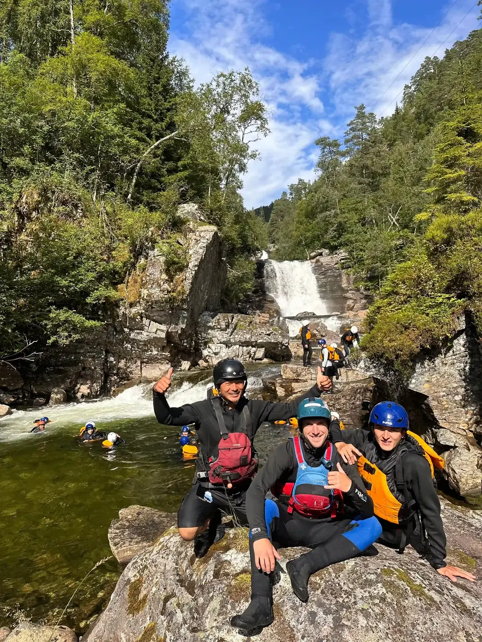 Outdoor Norway Team Amuseert zich bij waterval